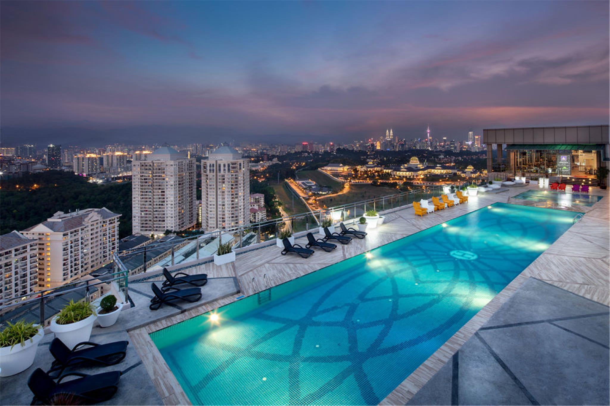Dorsett Hartamas Kuala Lumpur Hotell Eksteriør bilde Infinity pool at the rooftop of the hotel